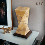 lamparas de onix para buró en forma torcida con base de madera